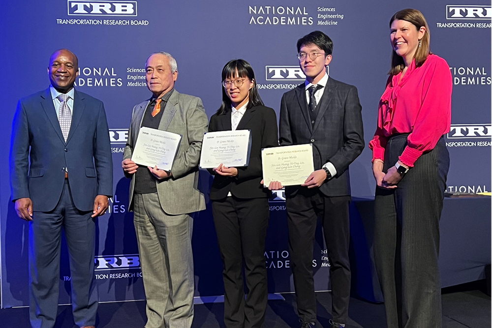 From left: TRB Executive Committee Chair Nathaniel P. Ford, Sr.; Professor Gang-Len Cnang; Yi-Ting Lin; Yen-Lin Huang, and TRB Executive Director Victoria Sheehan, Chang, Lin, and Huang received a Certificate of Award at the TRB meeting’s Thomas B. Deen Distinguished Lecture and Presentation of Awards on January 9.
