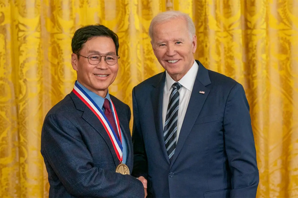 Jeong H. Kim Ph.D. '91 (left) receives the National Medal of Technology and Innovation from President Joe Biden at a White House ceremony on Oct. 23, the nation’s highest award for technological achievement. Photo by Ryan K. Morris/The National Science & Technology Medals Foundation.