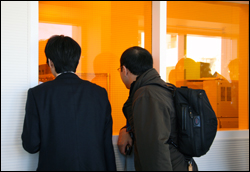 Attendees of the PowerMEMS 2009 conference have a look at the research being conducted in the FabLab, part of the Maryland NanoCenter.